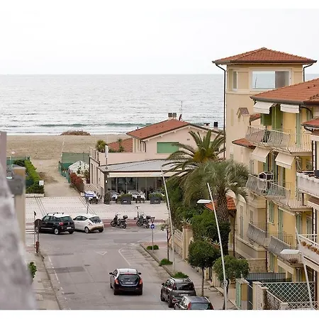 Casa Nica, Comfortable Flat Just 200 M From The Sea * Λίντο ντι Καμαϊόρε